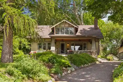 Stunning 5 Bedroom, 3 Bath Lyndhurst Home