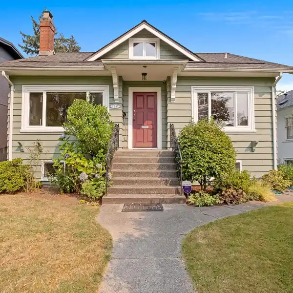 BEAUTIFUL HOME IN A SOUGHT-AFTER VANCOUVER NEIGHBORHOOD