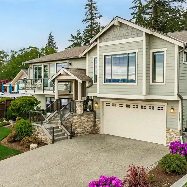 ELEGANT HOME WITH FRONT-ROW WATER VIEWS