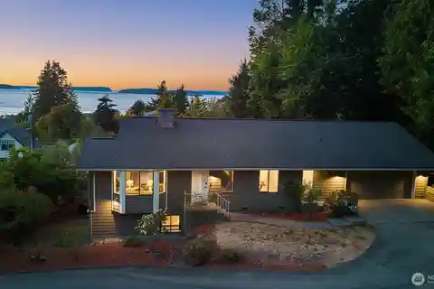 Comfort and Style in Old Town Mukilteo
