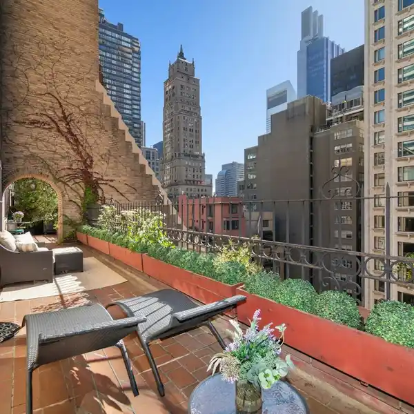 MINT CONDITION HOME ON GRACIOUS PROPORTIONS