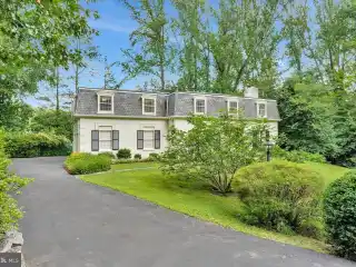 Stunning Family Home on Quiet Mclean Cul-De-Sac
