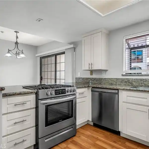 RARE TOWNHOUSE-STYLE CONDO WITH PRIVATE GARAGE