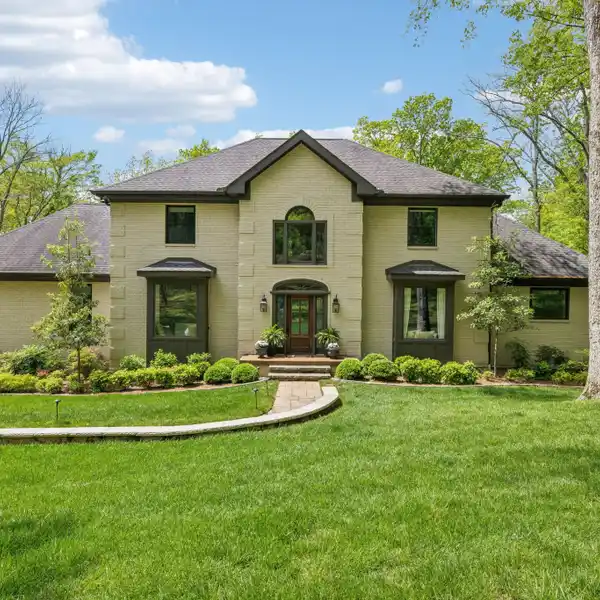 SOPHISTICATED LIVING AMIDST NATURAL SURROUNDINGS