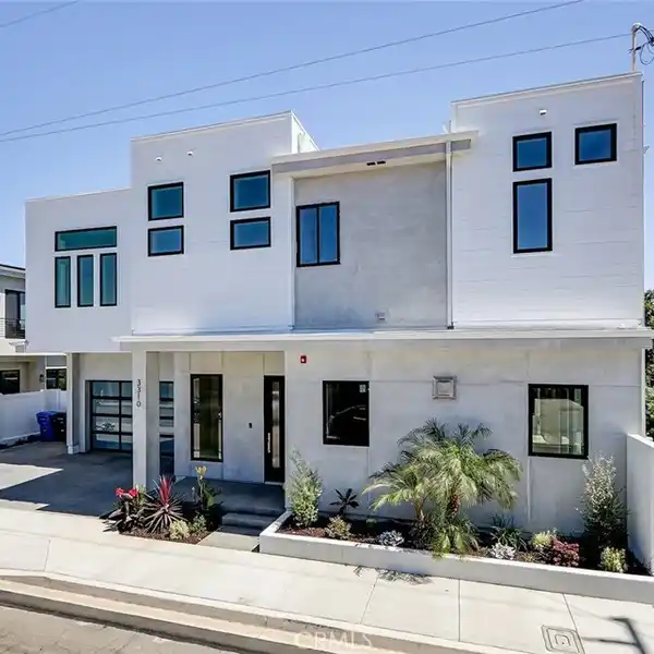 SPACIOUS FAMILY RETREAT WITH SUNLIT OUTDOOR DINING