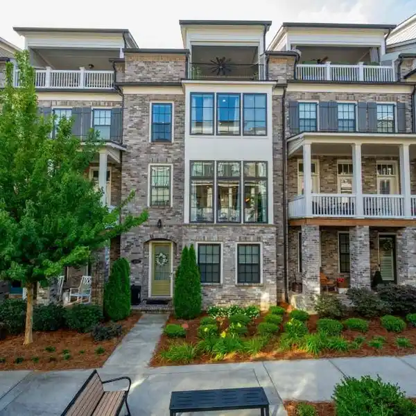 MODERN LUXURY IN AN UNBEATABLE LOCATION