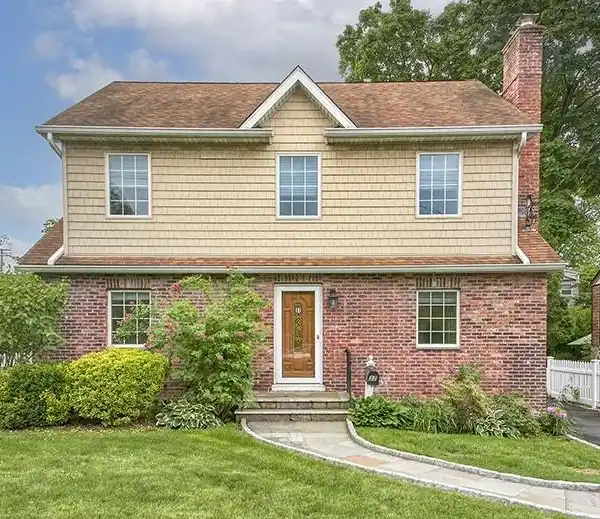 MOVE-IN READY HOME IN CONVENIENT LOCATION