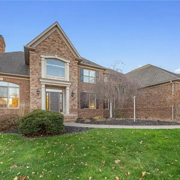 QUALITY CUSTOM HOME IN DESIRABLE ST JAMES