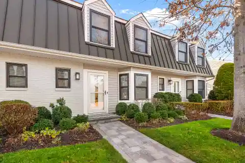 Unbelievable Southampton Commons Condo for Rent