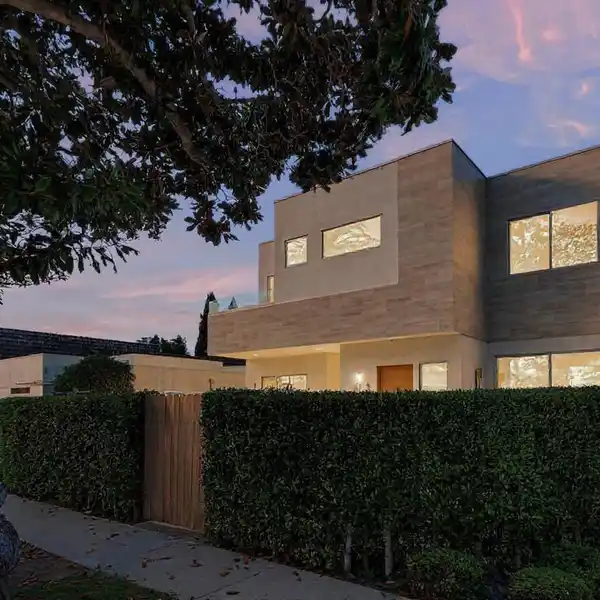 CONTEMPORARY LUXURY WITH MINIMALIST ELEGANCE