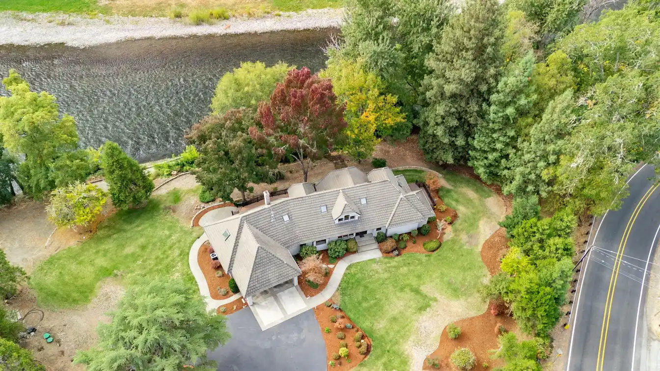 Beautiful Property Overlooking the Rogue River