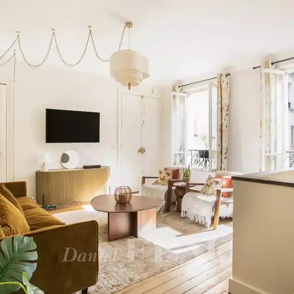 SUNNY SOUTH-FACING DUPLEX APARTMENT