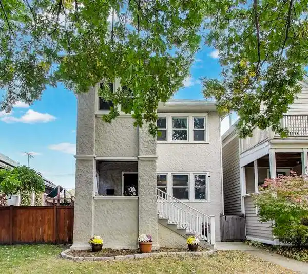 REFINED RESIDENCE WITH BESPOKE MODERN TOUCHES