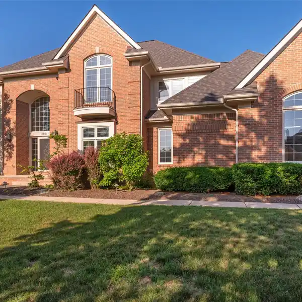 ELEGANT COLONIAL IN QUIET CRESTWOOD CUL-DE-SAC