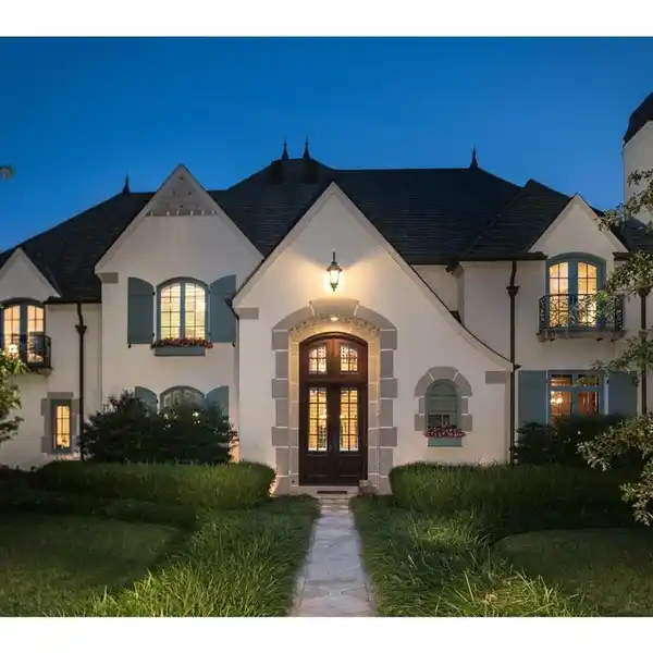 CLASSIC DESIGN WITH RESORT-STYLE AMENITIES