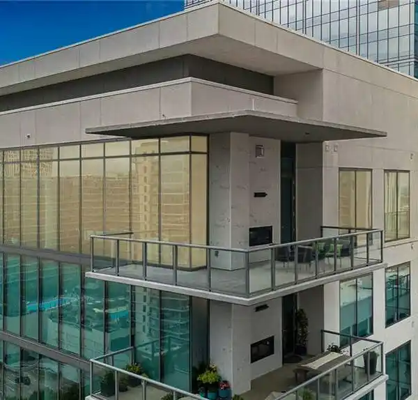STUNNING TOP-FLOOR CORNER PENTHOUSE