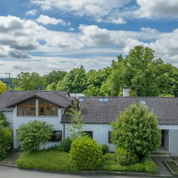 IMPRESSIVE VILLA ON EXPANSIVE PROPERTY