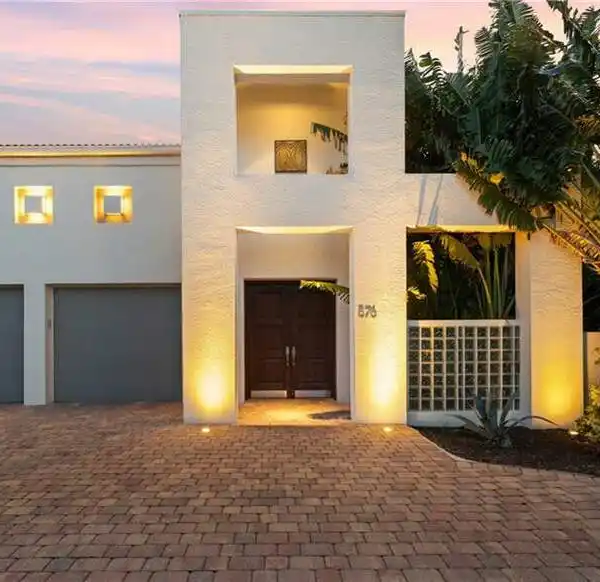 ELEGANCE MEETS AN UNBEATABLE LOCATION
