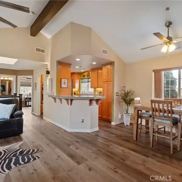 BRIGHT AND AIRY REAR-UNIT TOWNHOME