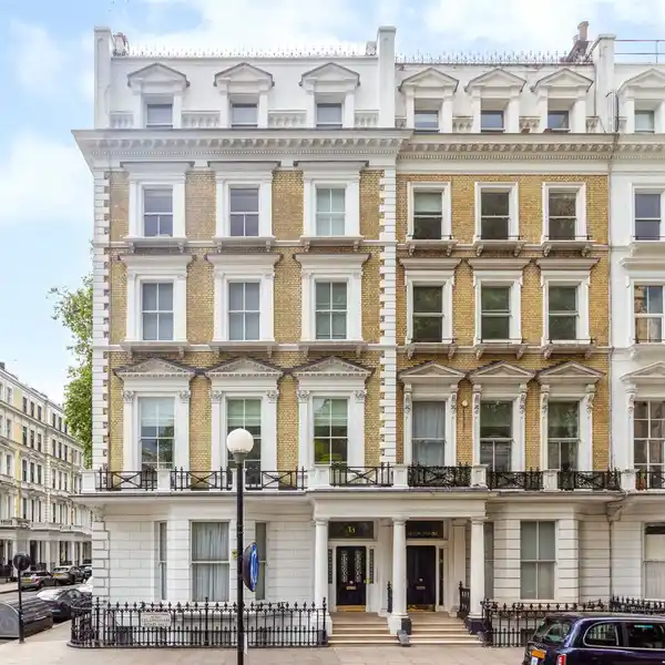 LIGHT-FILLED AND OPEN RESIDENCE IN LONDON