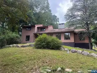 Expansive Contemporary Estate on Serene 1.8 Acres
