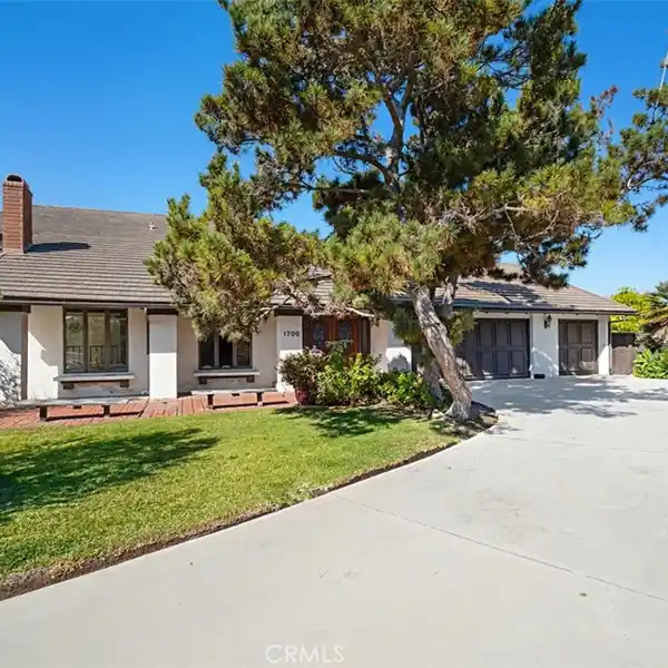 ELEGANT HARBOR VIEW RETREAT WITH EXPANSIVE LIVING