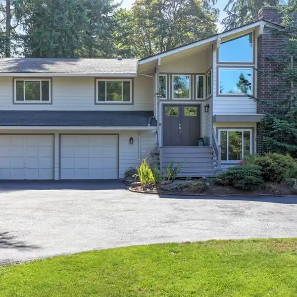 LUXURY LIVING IN COVETED SEAVIEW