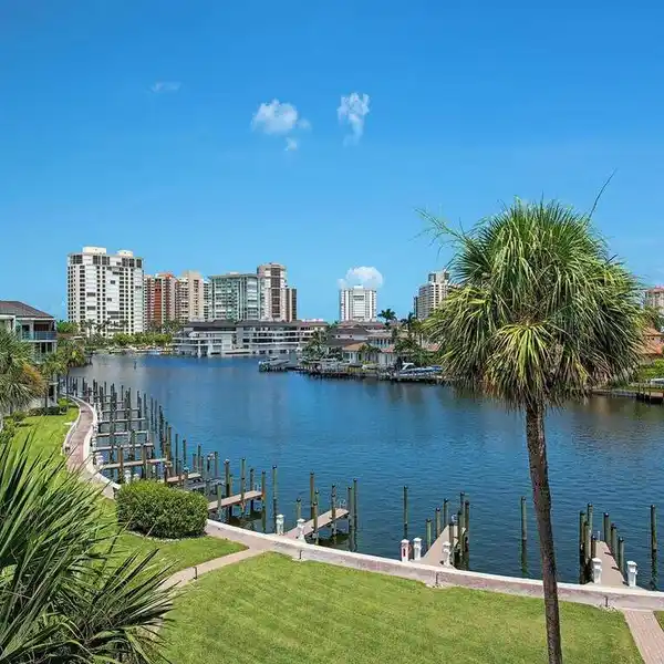 RARE END-UNIT WITH PANORAMIC WESTERN BAY VIEWS