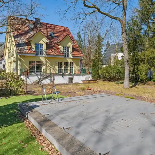 SPACIOUS HOME IN SOUGHT-AFTER LOCATION