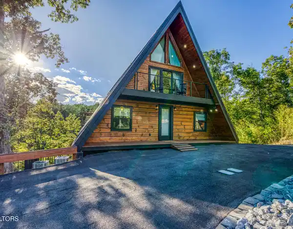 CUSTOM A-FRAME CABIN IN THE GREAT SMOKY MOUNTAINS