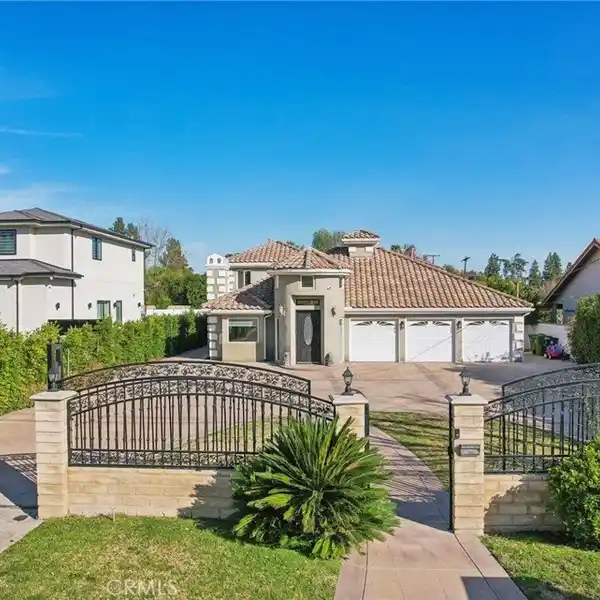 EXQUISITE GATED ESTATE IN PRESTIGIOUS SHERWOOD FOREST