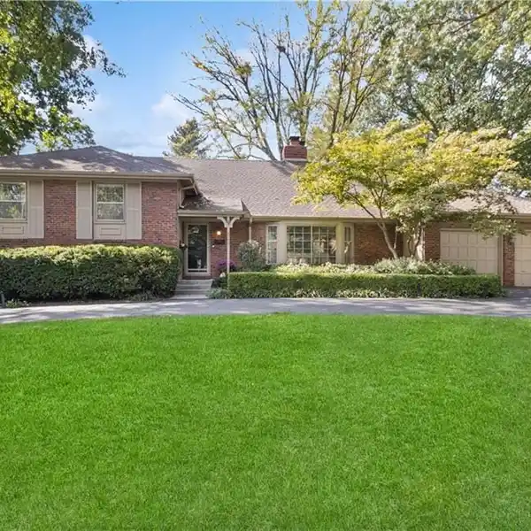 STUNNING HOME IN DESIRABLE REINHARDT ESTATES