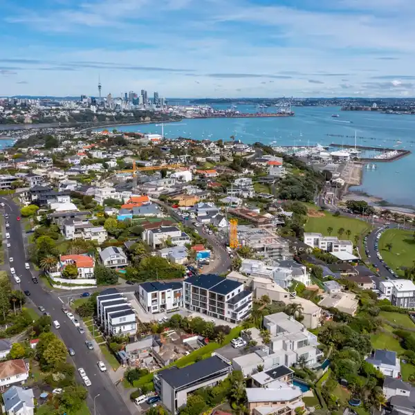 ARCHITECTURALLY DESIGNED GEM NEAR WATERFRONT WALKS