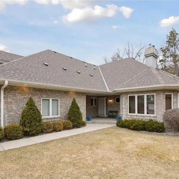 MUST-SEE TOWNHOME IN WAYZATA