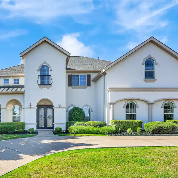 STUNNING ESTATE IN THE HIGHLY DESIRABLE SADDLERIDGE