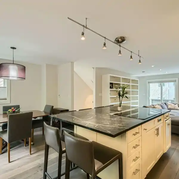 PROFESSIONAL ELEGANCE WITH COZY COMFORT