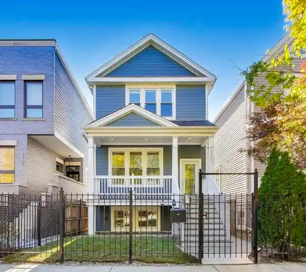 CONTEMPORARY ELEGANCE WITH INCREDIBLE BACKYARD BLISS