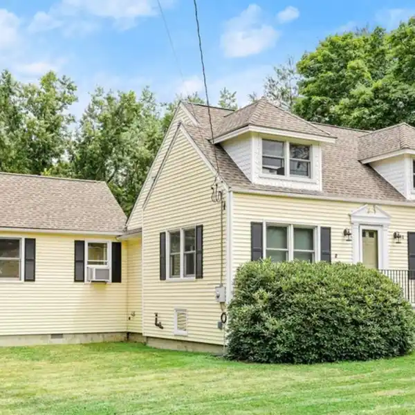 CHARMING BUNGALOW AT THE END OF A QUIET CUL-DE-SAC