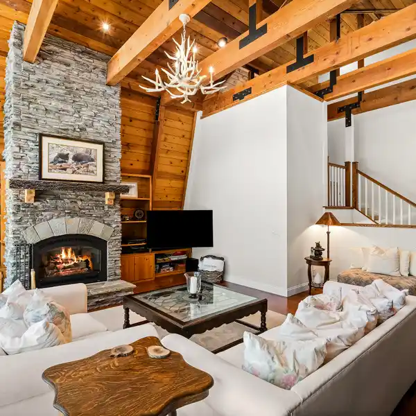 MOUNTAIN HOME BLENDING LUXURY AND COMFORT