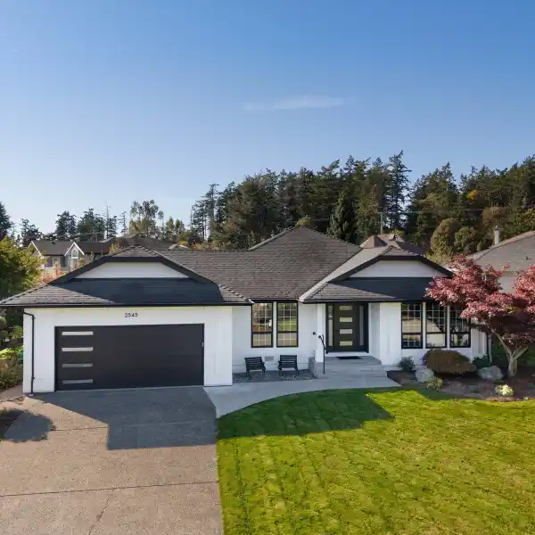 THE ESSENCE OF COASTAL LIVING