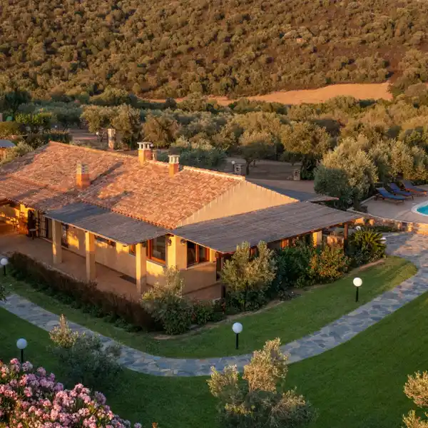 BEAUTIFUL HOME AND SETTING