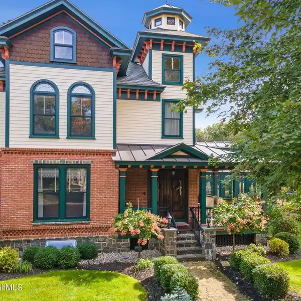 UNIQUE HOME IN HIGHLY COVETED OAKRIDGE