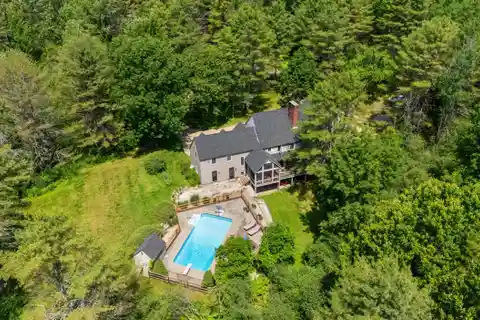 Secluded Elegance with Expansive Natural Surroundings