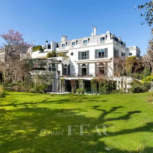 MAGNIFICENT RESIDENCE IN VILLA MONTMORENCY