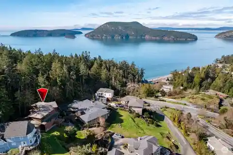 Luxurious Custom Home Overlooking Burrow's Bay