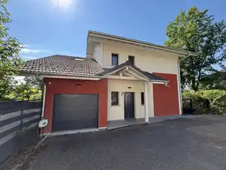 Refined Villa with Garden and Verandas