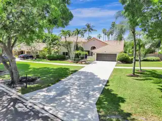 Style and Comfort in the Oaks at Country Isles