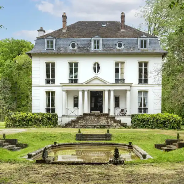 CHARMING MANOR HOUSE ON EXPANSIVE PARK-LIKE PROPERTY