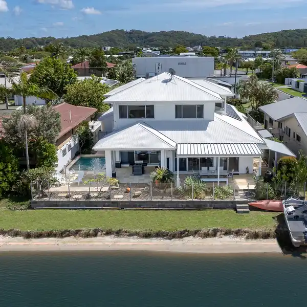 PREMIER WATERFRONT LIFESTYLE