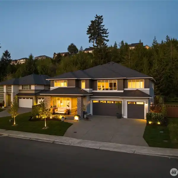 SOPHISTICATED LIVING WITH GOURMET KITCHEN AND SPA BATH